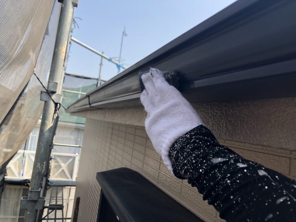 八王子市　4世帯アパート外壁屋根塗装工事　雨樋下地処理